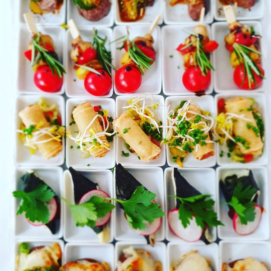 Catering Hamburg & Partyservice Hamburg - Bild von kleinen Schälchen mit Fingerfood-Delikatessen