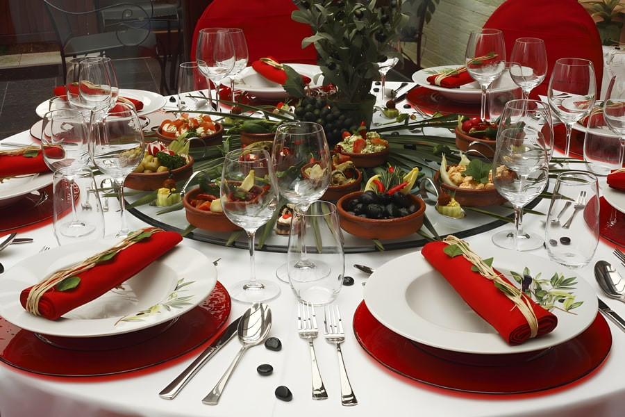 Catering Hamburg & Partyservice Hamburg - Bild eines gedeckten runden Tisches mit Vorspeisen